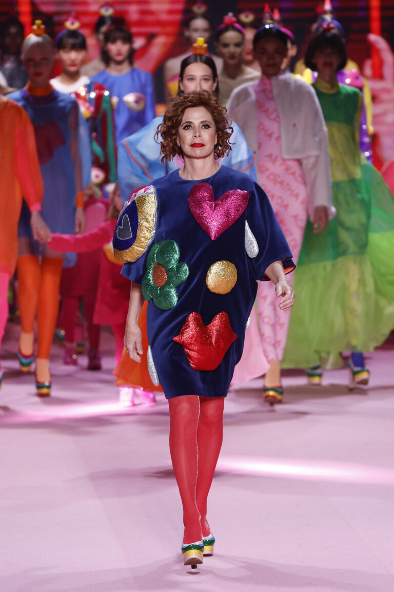 GRAF4481. MADRID, 16/02/2023.- La diseñadora Agatha Ruiz de la Prada presenta su colección para el otoño-invierno 2023-2024 en el desfile inaugural de la 77 edición de la pasarela Mercedes-Benz Fashion Week Madrid (MBFWM), este jueves, en el recinto ferial de Ifema en Madrid. EFE/ Chema Moya
