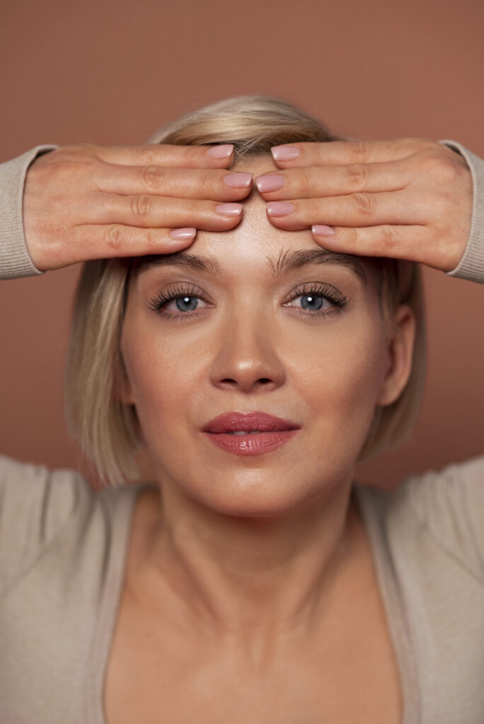 vista frontal mujer practicando yoga facial 3